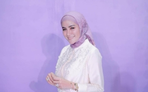 Look Olla Ramlan Dalam Balutan Kebaya Singset dengan Model Hijab Kekinian Dipuji Abis-abisan
