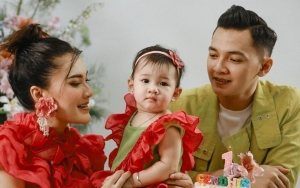 Nella Kharisma-Dory Harsa Photoshoot Bareng Anak Ala Keluarga Mafia, Tenteng Properti Tak Biasa