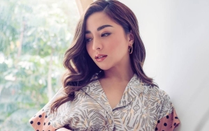 Nikita Willy Main di Pantai Bareng Baby Issa, Jumlah Jari Kaki Mendadak Jadi Perdebatan