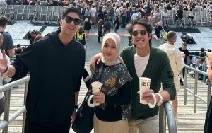 Bareng Sepupu Cantik, Al Ghazali dan El Rumi Nangis Nonton Konser Coldplay di Inggris