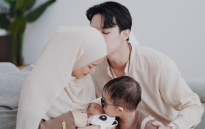 Dinda Hauw Dihadiahi Bunga oleh Rey Mbayang, Putra Bungsu Melotot Cute Bak Posesif