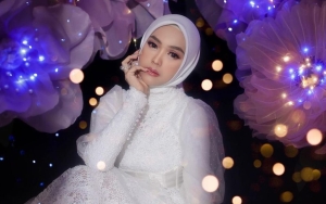 Tampil Cantik, Ria Ricis Santai Berpose Petakilan di Tepian Pantai