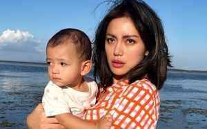Jessica Iskandar Selfie Bareng Monyet Narsis, Ekspresi Kocak Baby Don Curi Perhatian