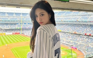 Cara Unik NingNing Sertakan Giselle Saat Berpose Di Stadium New York Yankees Bikin Gemas