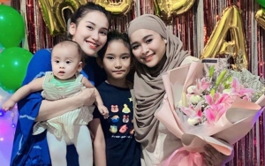Ayu Ting Ting Joget Pakai Dress Gonjreng di Ultah Adik, Aksi Pamer Celana Pendek Tuai Sindiran