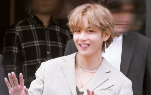 Pakai Tank Top Zara 1 Jutaan, Gaya Kasual V BTS Sekalian Pamer Rambut Blonde Jadi Trending
