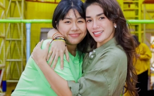 Putri Sulung Prom Night, Ussy Sulistiawaty Rempong Sendiri Bareng Emak-Emak