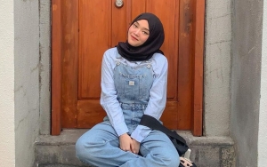 Hadiri Wisuda Sang Adik, Putri Delina Kenakan Outfit Mewah nan Elegan Hingga Tuai Decak Kagum