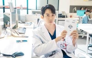 Yoo Yeon Seok Debat Cara Pakai Masker di Lokasi 'Dr. Romantic 3', Singgung 'Hospital Playlist'
