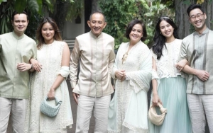 Maudy Ayunda Foto Keluarga Lengkap dengan Konsep Simpel-Elegan, Vibesnya Bikin Iri Maksimal