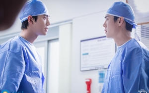 Ahn Hyo Seop Sampai Minta Maaf Ke Yoo Yeon Seok di Lokasi Syuting 'Dr. Romantic 3'