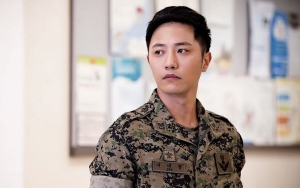 Tampil Sopan di 'Descendants of the Sun', Jin Goo Bikin Kepincut dengan Gaya Rambut Panjang