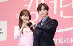 Pose Hati Yoona SNSD & Junho 2PM di Jumpa Pers 'King the Land' Disorot