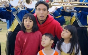 Desta Asyik Nonton Pertandingan Indonesia Vs Argentina Bareng Anak Usai Resmi Cerai
