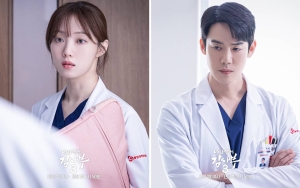 Lee Sung Kyung & Yoo Yeon Seok Terciduk Duduk Berhadapan di Restoran