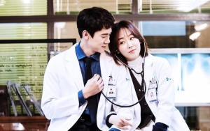 Adegan Yoo Yeon Seok Sok Imut Kala Telepon Seo Hyun Jin di 'Dr. Romantic 3' Malah Dihapus