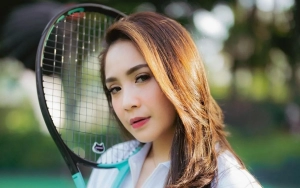 Lipstik Harus On Point, Nagita Slavina Touch Up Di Sela Tanding Tenis Bikin Gemas