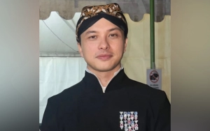 Nicholas Saputra Menjelma Jadi Mas-mas Jawa Buat Fans Kesengsem, Benda di Jari Tangan Bikin Salfok