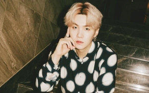 Baru Dipegang Suga BTS, Staf Langsung Rebut Ponsel Fans di Konser