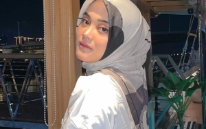 Biasa Tampil Natural, Putri Delina Dandan Glamor Ala Black Swan Sukses Bikin Pangling 