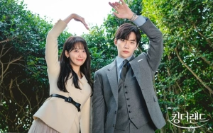 Yoona SNSD Gak Sepenuhnya Nyaman Dibonceng Junho 2PM di Lokasi 'King the Land'
