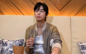 Cha Eunwoo ASTRO Tetap Ganteng Sempurna Meski Makan Es Krim Belepotan