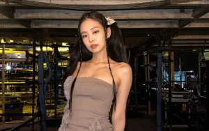 Jennie BLACKPINK Pemotretan Dengan Outfit Terbuka, Perilaku Staf Curi Fokus