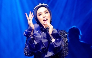 Tampil Ala Lady Rocker, Mulan Jameela Asyik Joget di Atas Panggung Kenakan Busana Ketat 