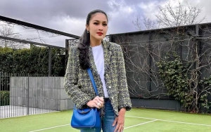 Sandra Dewi Mejeng di Mobil Mewah, Kecantikan Serta Busana Tertutup Sang Artis Curi Perhatian