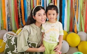 Wajah Thania Penuh Coretan Kosmetik, Reaksi Sarwendah Tak Terduga