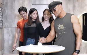 Kunjungi Pemakaman, Gaya Deddy Corbuzier Bareng Anak dan Istri Mirip Keluarga Mafia 