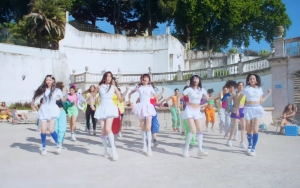 NewJeans Ngedance Bareng Warga Lokal di MV Baru 'Super Shy', Video Syuting di Eropa Sempat Bocor