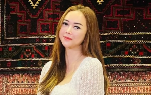Aura Kasih Tampil Serba Hitam Berhijab Syar'i, Pertanyaannya Bikin Kaum Adam Heboh
