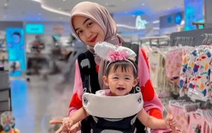 Random Mirip Ria Ricis, Moana Kocak Pakai Topi Popok dan Main dengan Anak Harimau