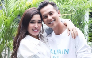 Andhika Pratama Mesra Rayakan Ultah Ussy Sulistiawaty, Penampilannya Malah Bikin Pangling
