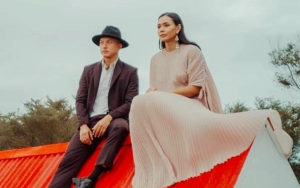 Tampil Serba Pink, Nicholas Saputra Curi Perhatian Nyempil di Postingan Adinia Wirasti