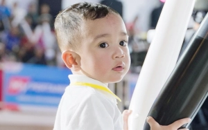 Rayyanza Pose Nangkring Sambil Flexing Koleksi Piala, Kaum Mageran Auto Malu