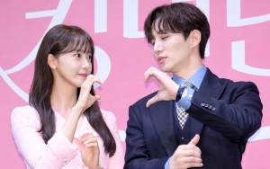 Gestur Tangan Yoona Saat Syuting Ciuman Dengan Junho di 'King the Land' Disorot