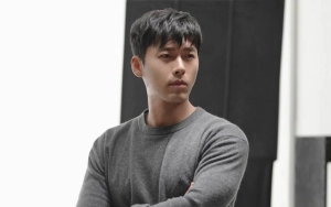 Hyun Bin Pose Bareng 'Kembaran' yang Sedang Mejeng di Singapura, Semirip Apa?