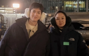 Lee Min Ho & Gong Hyo Jin Syuting 'Ask the Stars' di Kampus, Penampilan Beda Curi Fokus