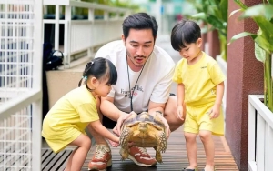 Jeje Govinda Gandeng Anak Kembarnya Masuki Lapangan Jelang Tanding Tenis Buat Haru