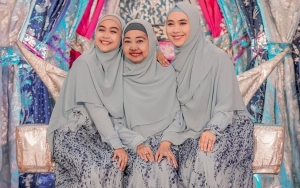 Ibu Ria Ricis Sempat Koma dan Henti Napas, Oki Setiana Dewi Menangis Depan Ka'bah
