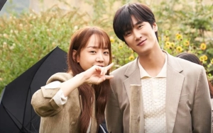 Sesuai Webtoon, Shin Hye Sun Cekik Leher Ahn Bo Hyun di 'See You in My 19th Life'