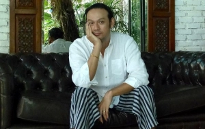 Potong Rambut Gondrongnya, Dwi Sasono Manglingi Bak Boneka Ken