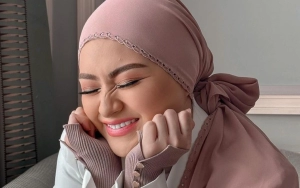 Nathalie Holscher Kembali Tampil Berhijab di Postingan Terbaru