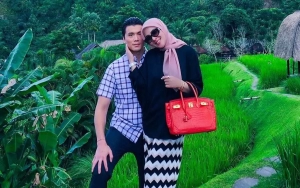 Tak Digenggam Suami, Syahrini Diduga Tarik Tangan Reino Barack Demi Terlihat Mesra