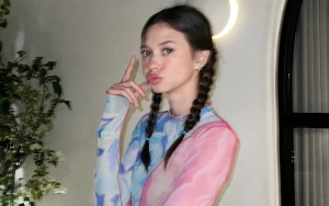 Kontras dari Fuji An-Nikita Mirzani, Yuki Kato Pamer Sepatu Anti Mainstream di Catwalk
