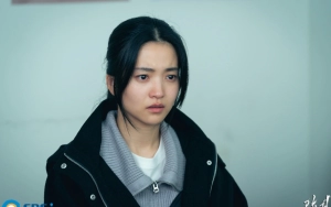 Akting Kim Tae Ri Saat Kesurupan Minum Air di 'Revenant' Buat Staf Syok