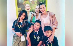 Lagi Di Amerika, Nia Ramadhani dan Anak Cosplay Badass Ala Keluarga Bajak Laut