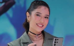 Kolab dengan Dior, Dian Sastro Tampil Mahal Pamer Perut di Cover Majalah